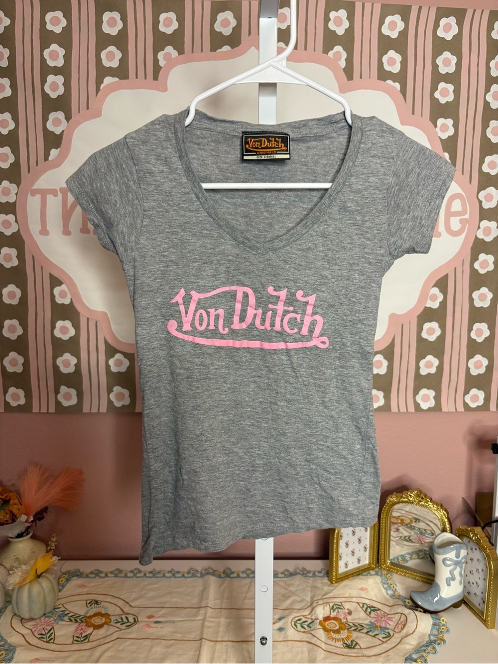 Von Dutch Y2K Women’s Gray V-Neck Logo Tee with Pink Print
